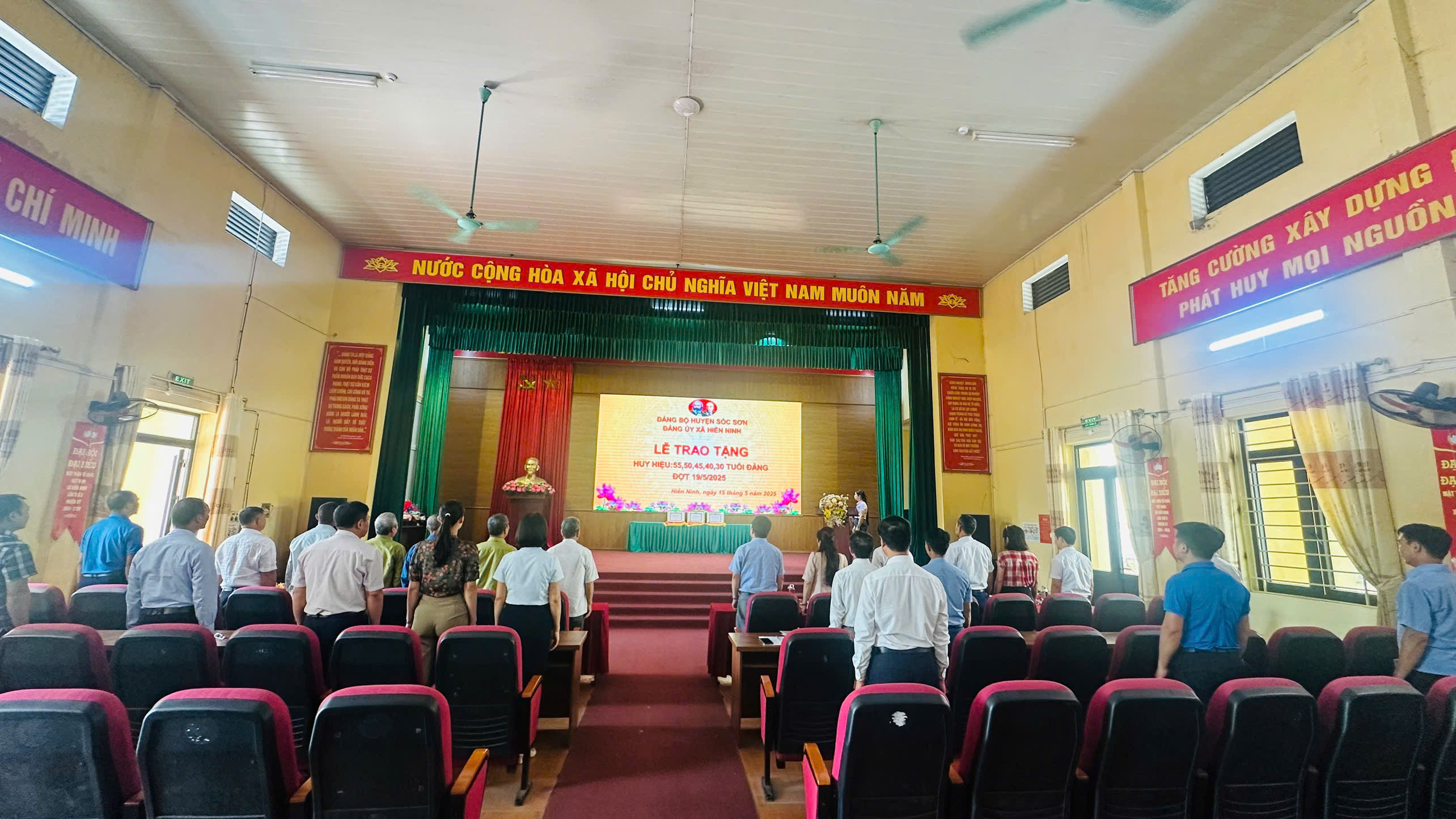 ĐẢNG ỦY XÃ HIỀN NINH TRAO TẶNG HUY HIỆU 55, 50, 45, 40, 30 NĂM TUỔI ĐẢNG CHO 9 ĐẢNG VIÊN ĐỢT 19/5